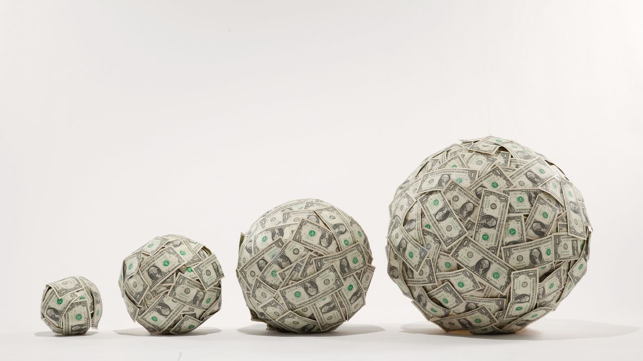 Four balls of cash getting subsequently bigger.