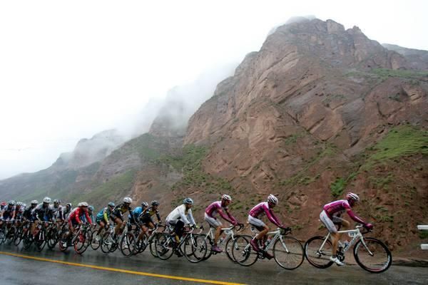 Into the mystic. The peleton head to the clouds.