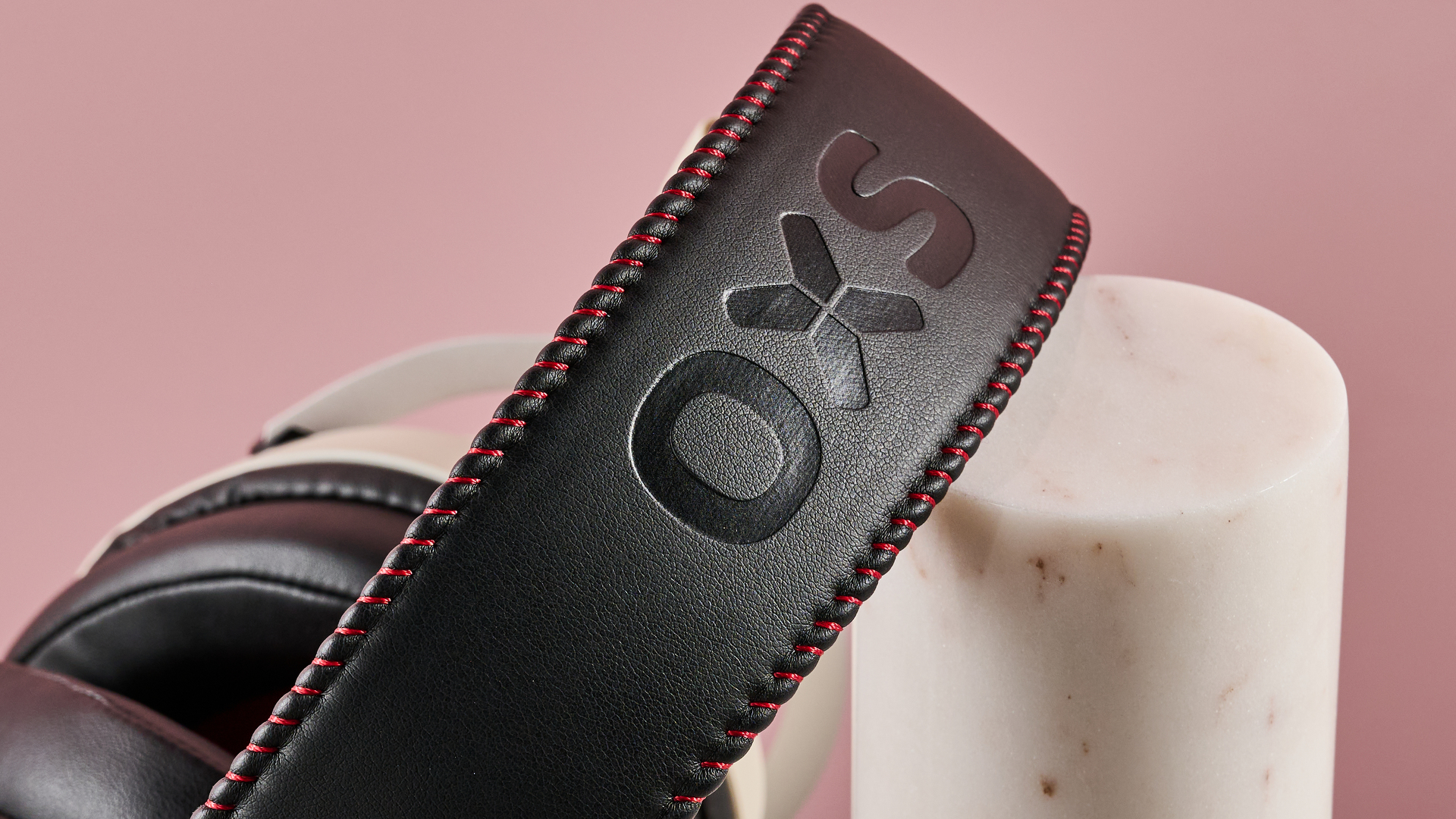 Close-up of headband on OXS Storm G2, leaning on plinth with pink background