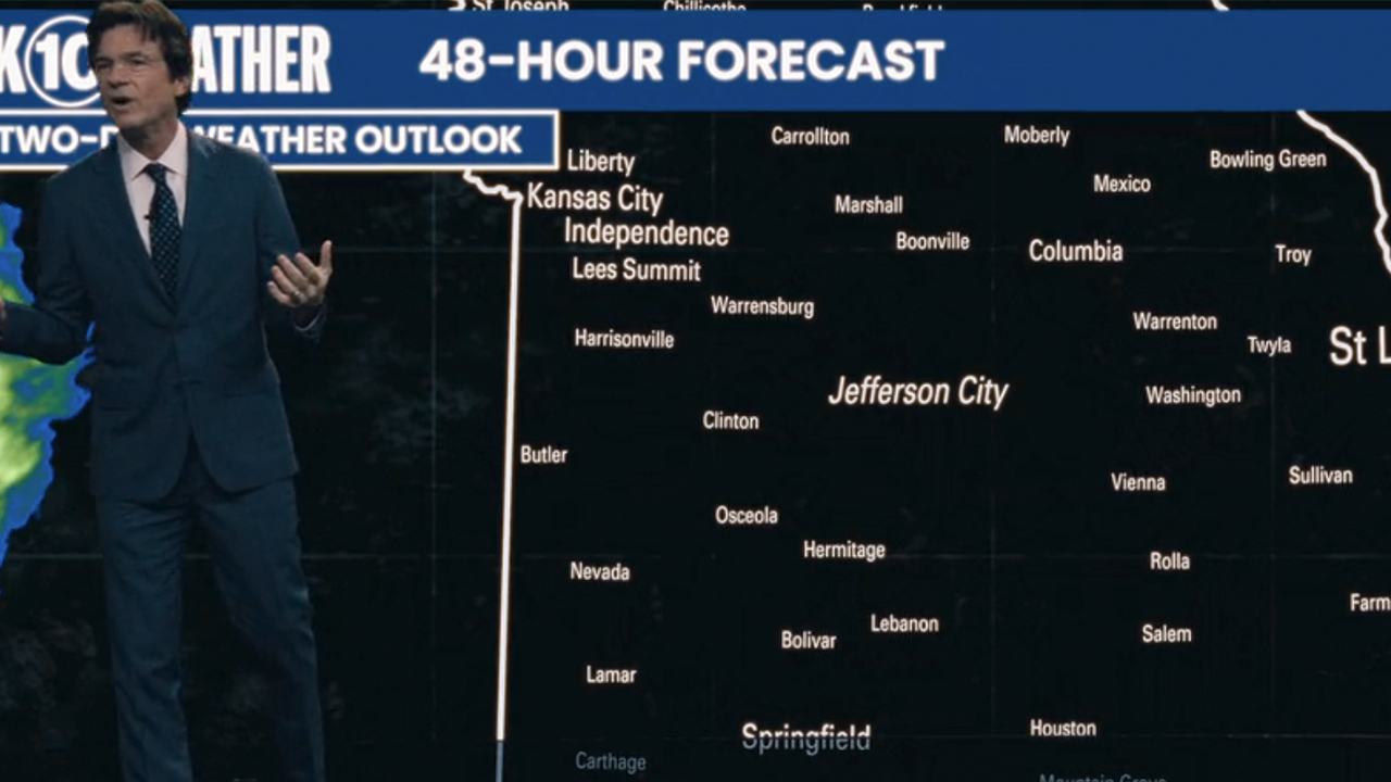 セントルイス大都市圏を示す天気図の前に立つジェイソン・ベイトマン。