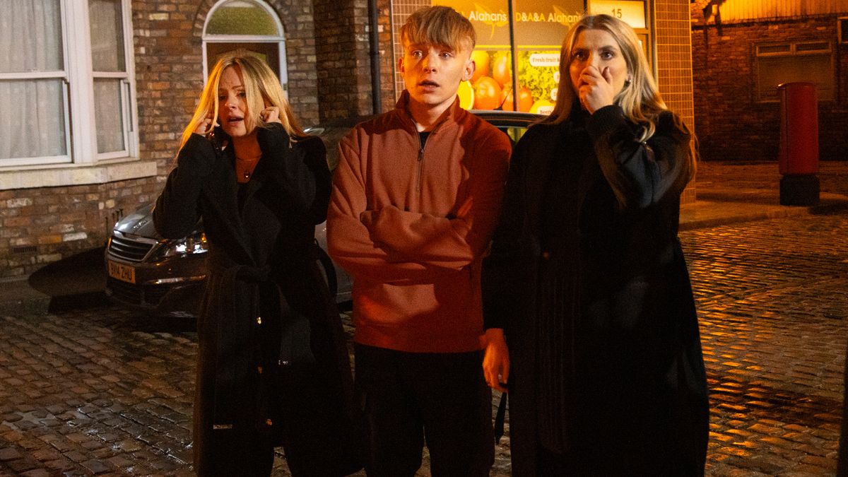 Sarah and Max watched shocked as the Platts house goes up in flames in Coronation street 