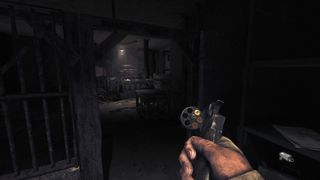 Huvudpersonen i spelet laddar om ett vapen.