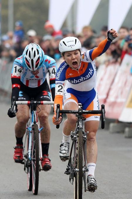 Sanne van Paassen (Rabobank Women Team) outsprinted Katie Compton (Trek Cyclocross Collective) to win the first World Cup race of the season.