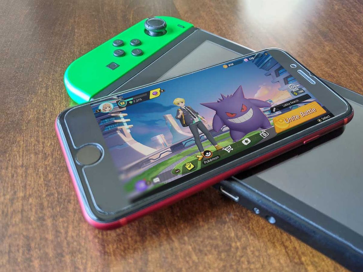 Does Pokémon UNITE support crossplay between mobile and Switch?