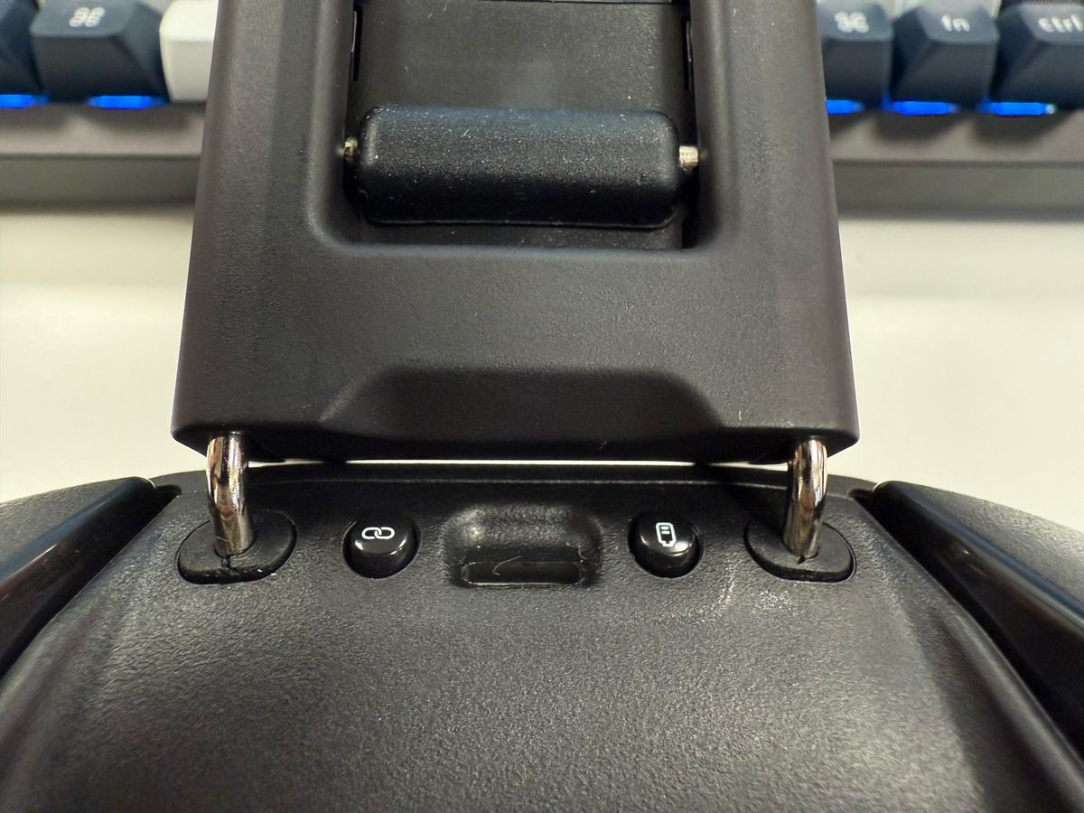 a photograph of the steelseries nimbus+ wireless controller showing the ripped rubber phone mount connection