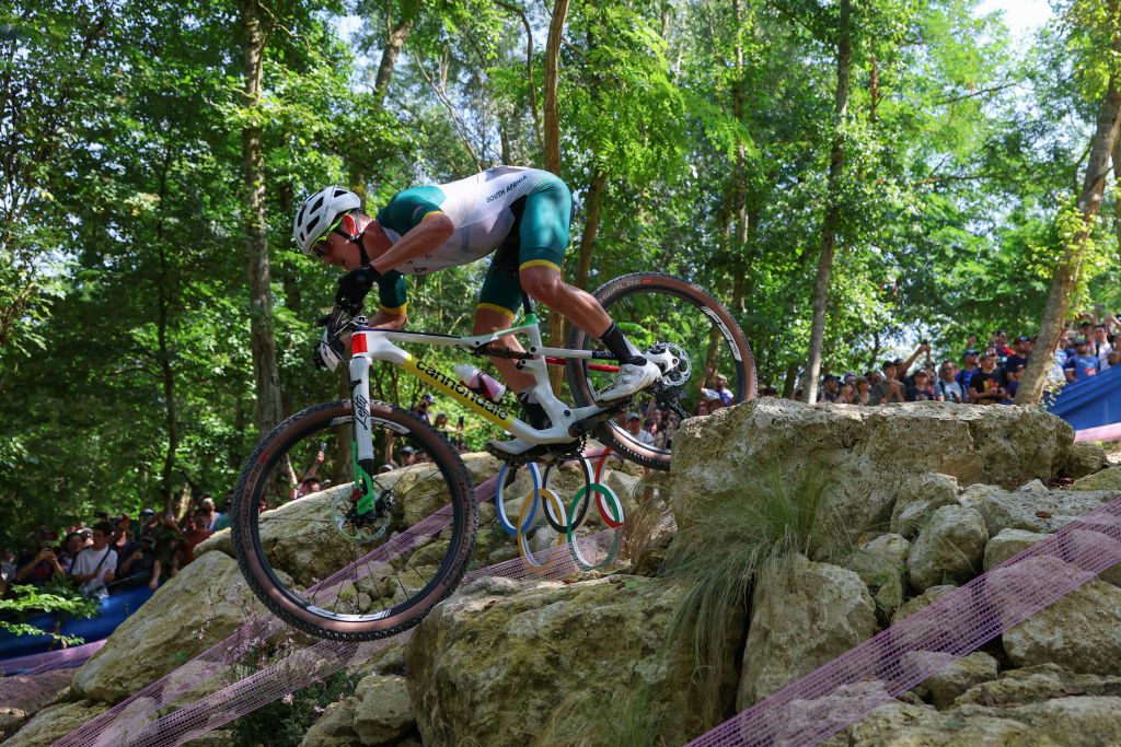 South Africa's Alan Hatherly competes in the men's cross-country mountain biking event during the Paris 2024 Olympic Games in Elancourt Hill venue in Elancourt, on July 29, 2024. (Photo by Emmanuel DUNAND / AFP)