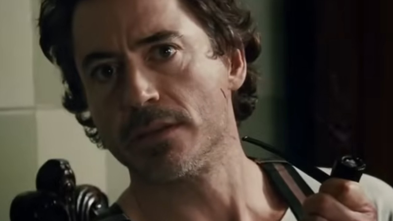 シャーロック・ホームズでパイプをくわえるロバート・ダウニー・ジュニア