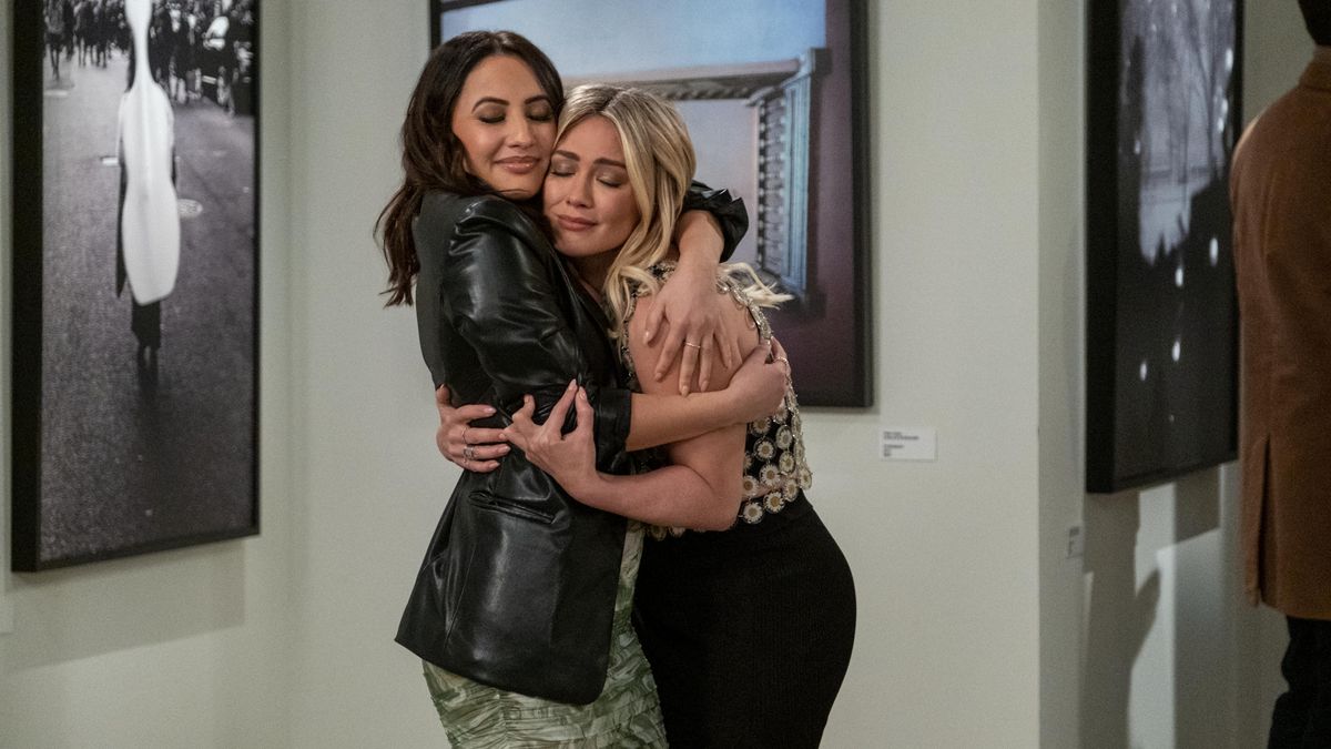 Valentina (Francia Raisa) and Sophie (Hilary Duff) hugging in How I Met Your Father season 1