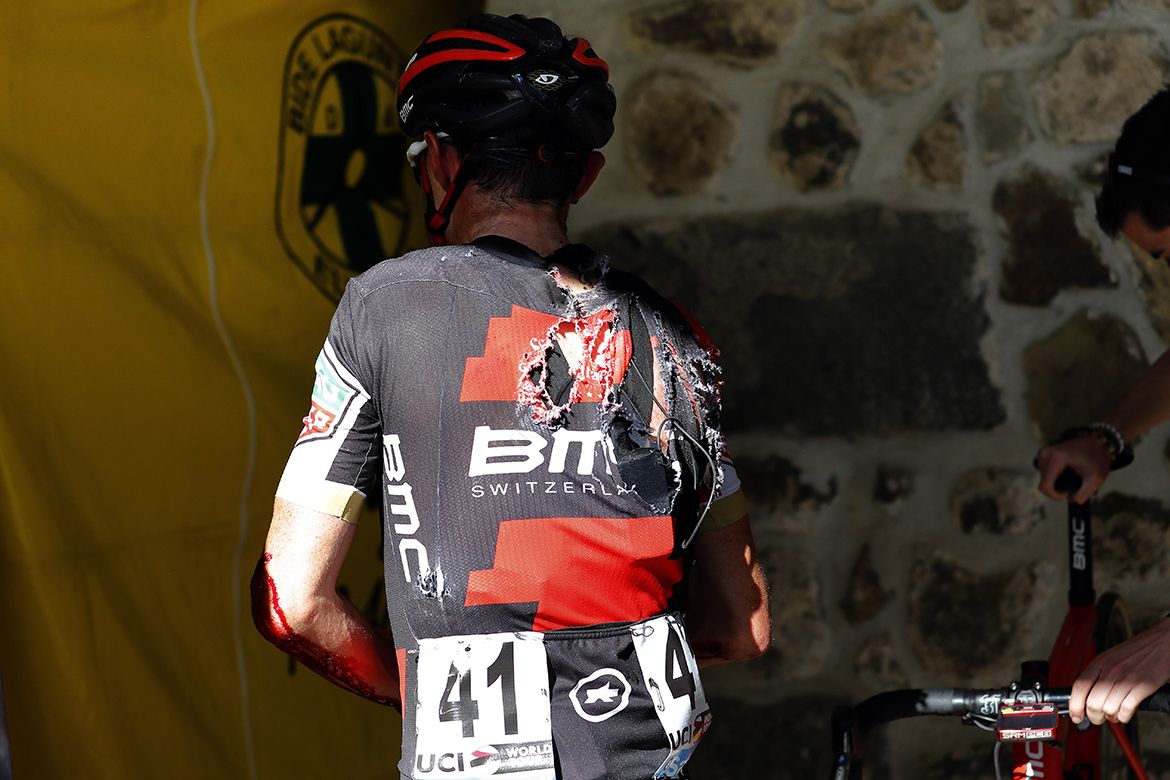 Samuel Sanchez (BMC) torn up in a crash on stage 5