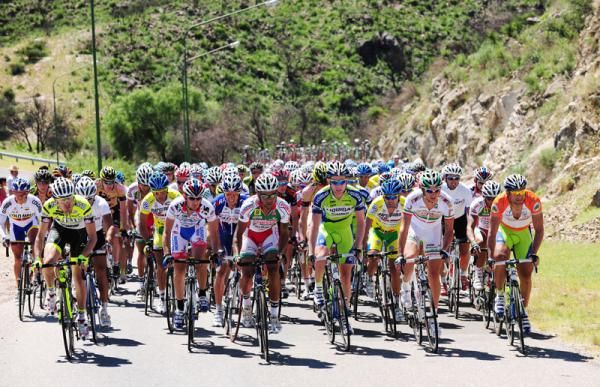 The peloton en masse during the stage