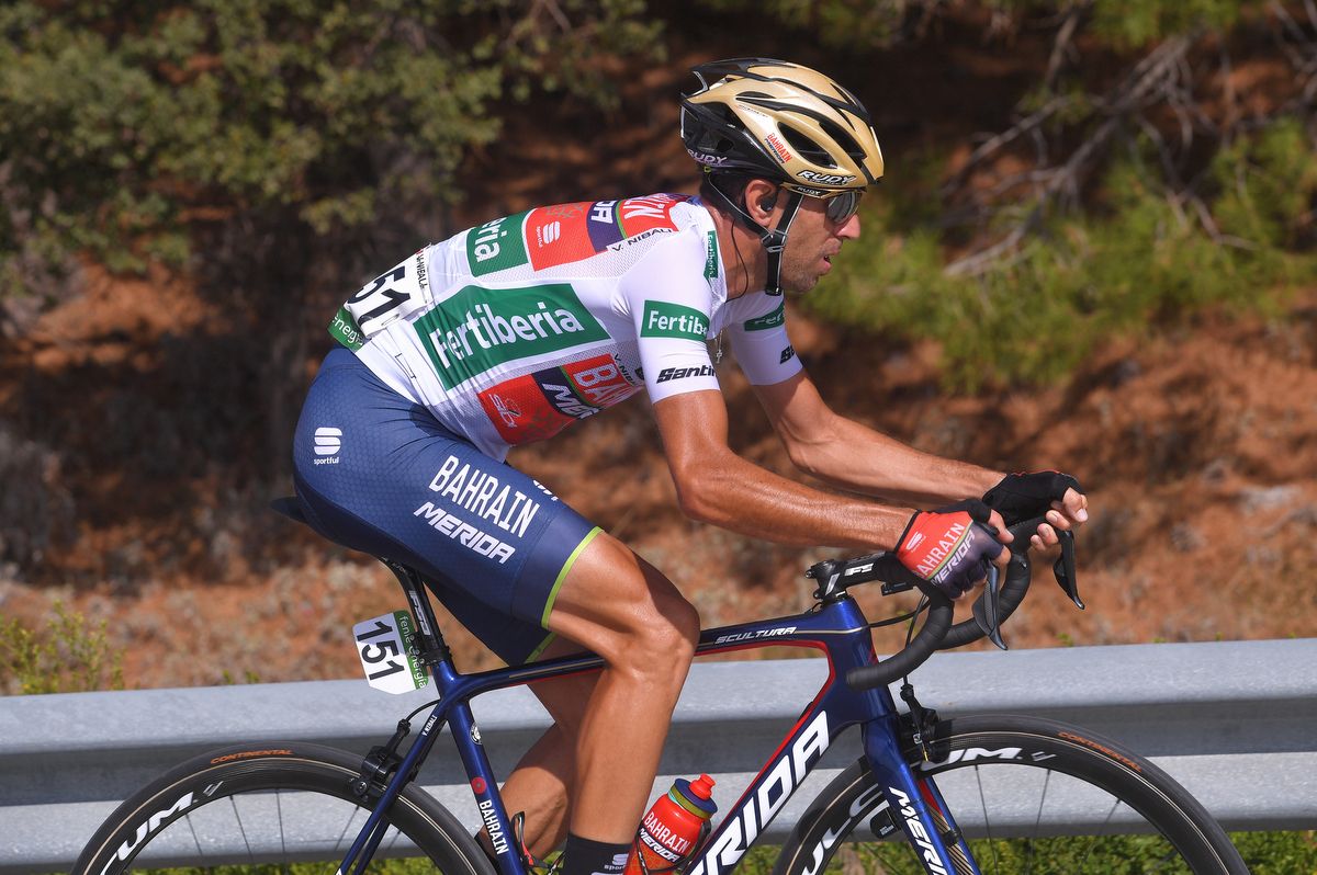 Vincenzo Nibali in the combination classification jersey on loan from Chris Froome