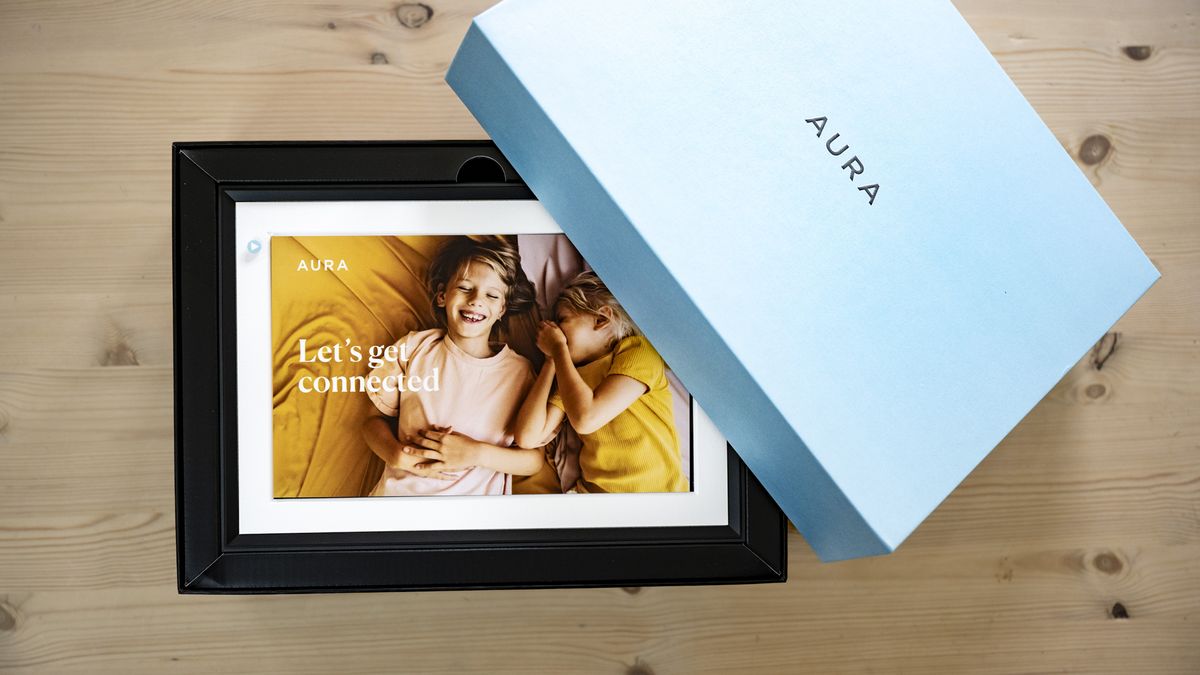 Aura Carver Mat digital frame