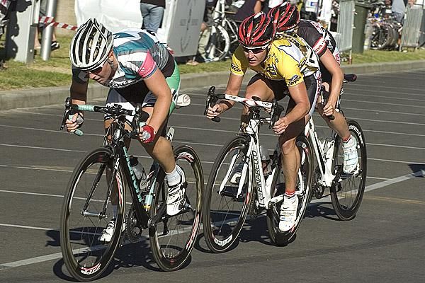 Rochelle Gilmore (yellow) of the Honda Womens Cycling Team was never far away from the wheel of Pitcher Partner's Belinda Goss.