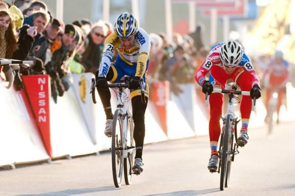Tom Meeusen (Telenet-Fidea) outkicks Kevin Pauwels (Sunweb-Revor) for third place.