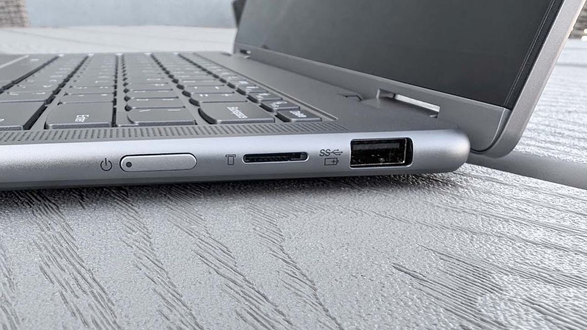 Lenovo Yoga 7 right ports.
