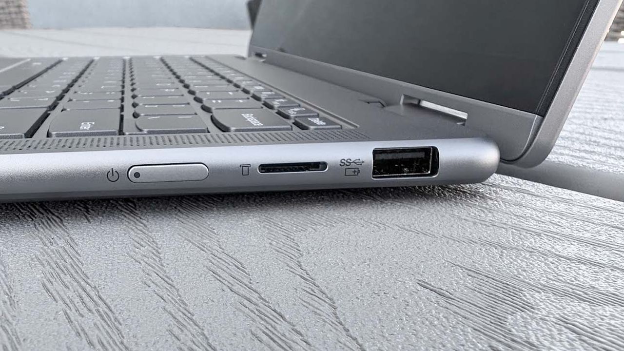 Lenovo Yoga 7 right ports.