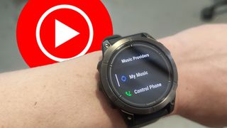 YouTube Music Logo in der Nähe einer Garmin Uhr