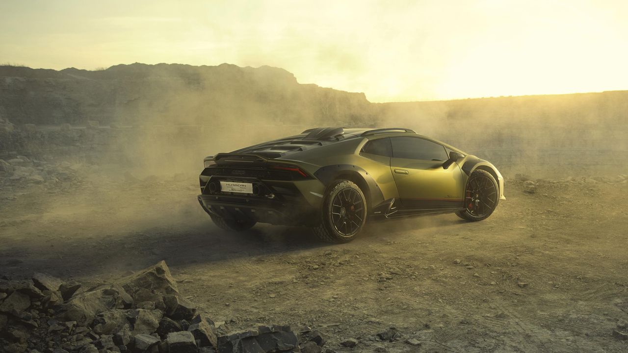 Lamborghini Huracán Sterrato on dusty landscap