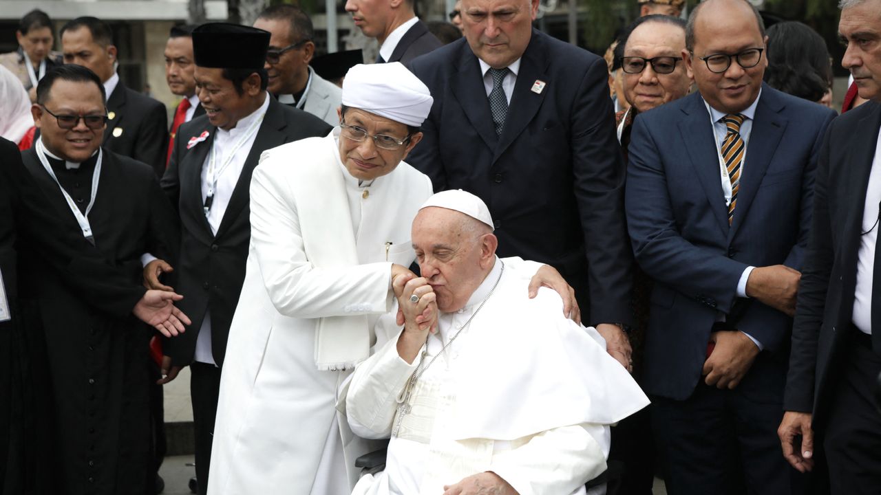 Pope Francis and Indonesian Grand Imam Nasaruddin Umar outside Jakarta mosque