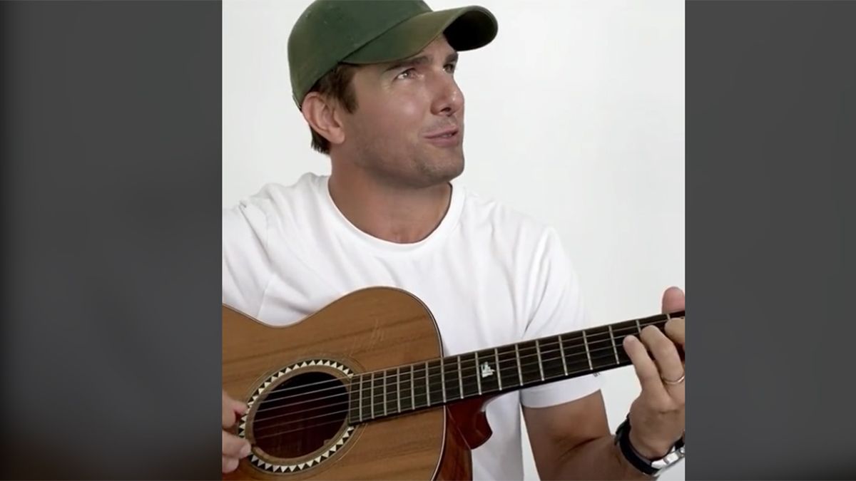 deeptomcruise playing guitar