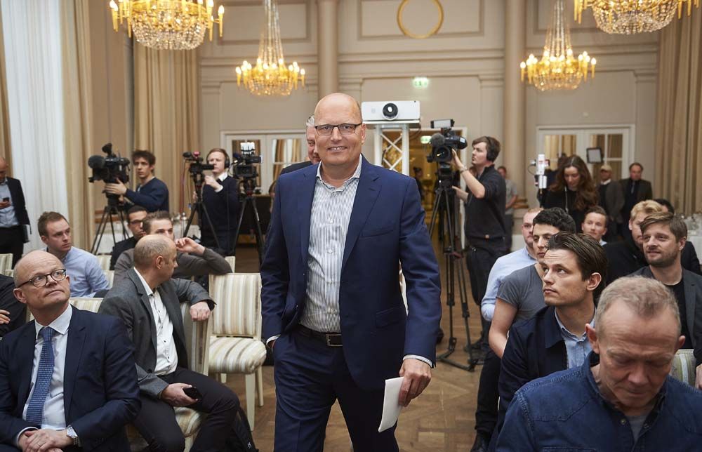 Bjarne Riis enters the press conference