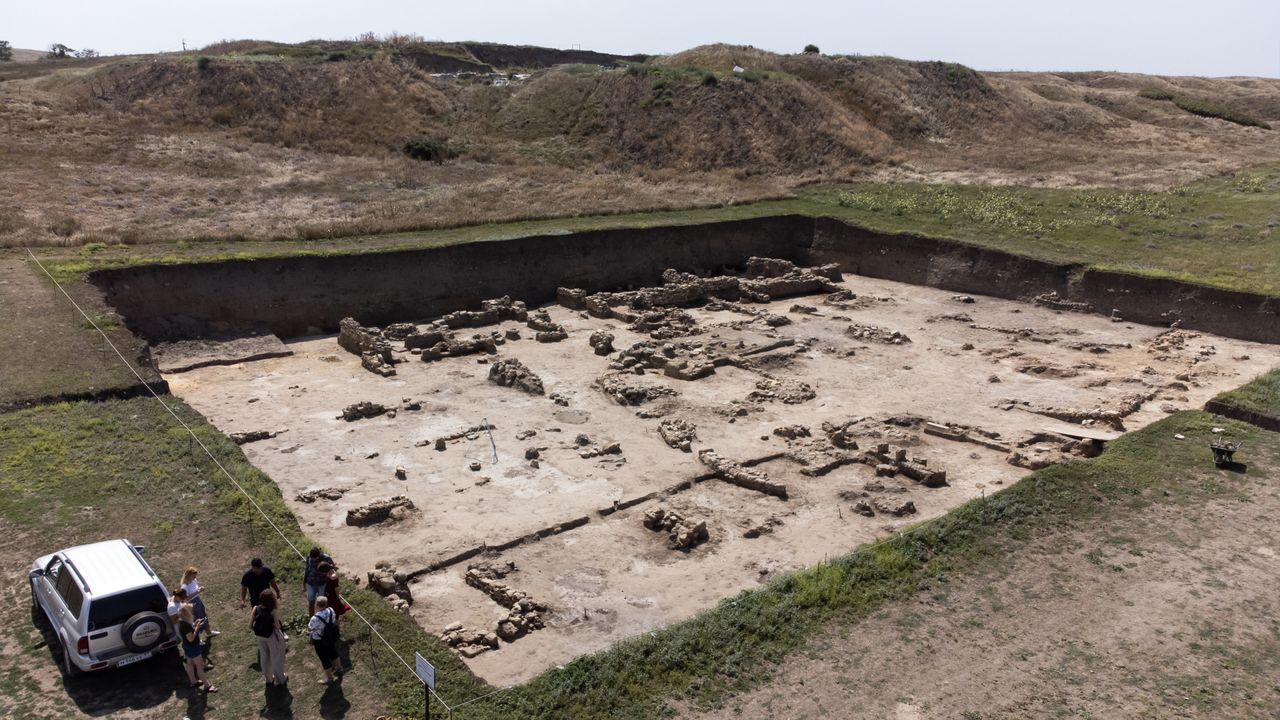 The latest excavations on the Taman Peninsula on the northeastern shore of the Black Sea show the development of the city of Phanagoria from its origins as an ancient Greek colony.