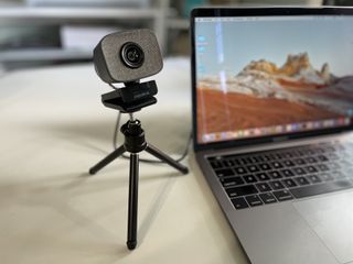 Papalook Pa930 Hdr 2k Live Streaming Webcam On Tripod Near Macbook