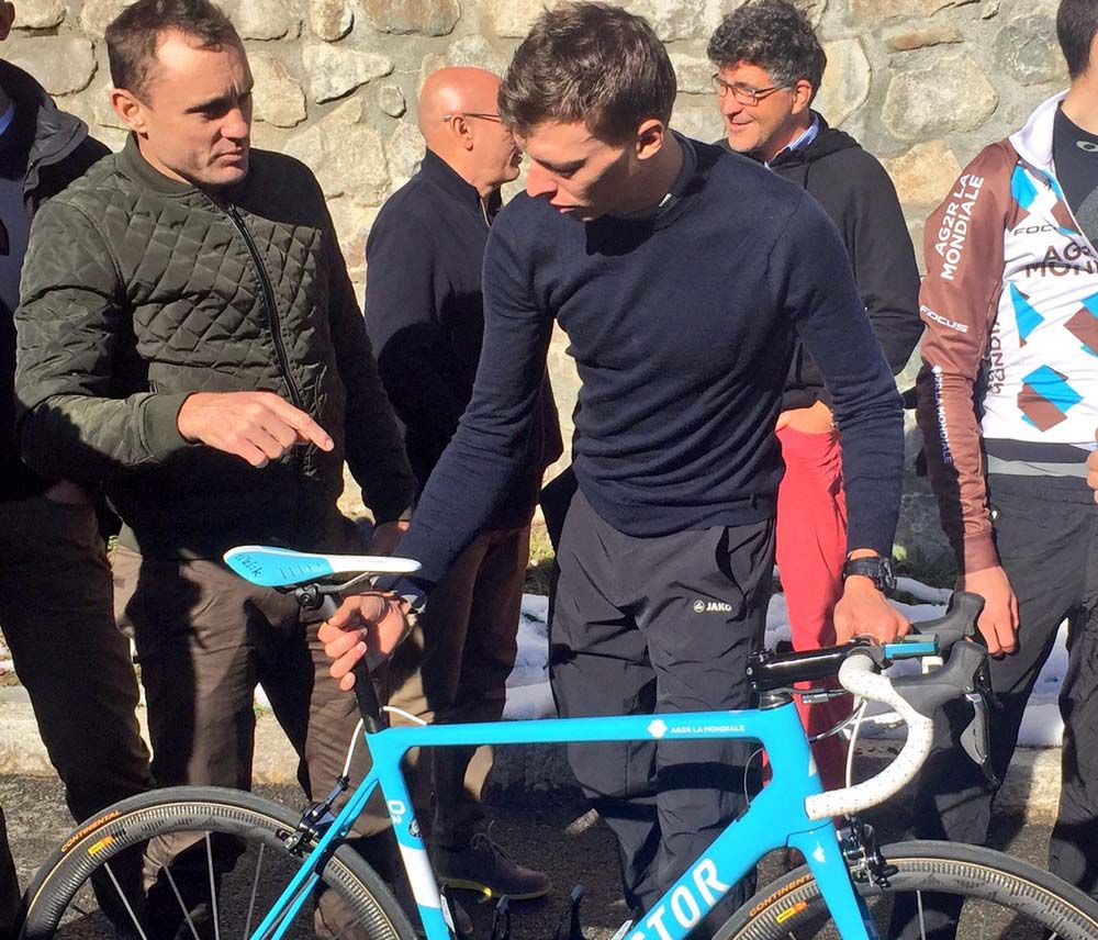 Factor co-owner Baden Cooke shows Romain Bardet the new bike
