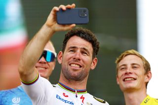  Mark Cavendish takes a selfie before the Tour de France Prudential Singapore Criterium