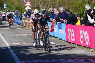 Giro d'Italia 2021 - 104th Edition - 12th stage Siena - Bagno di Romagna 212 km - 20/05/2021 - Andrea Vendrame (ITA - AG2R Citroen Team) - Christopher Hamilton (AUS - Team DSM) - photo Dario Belingheri/BettiniPhotoÂ©2021