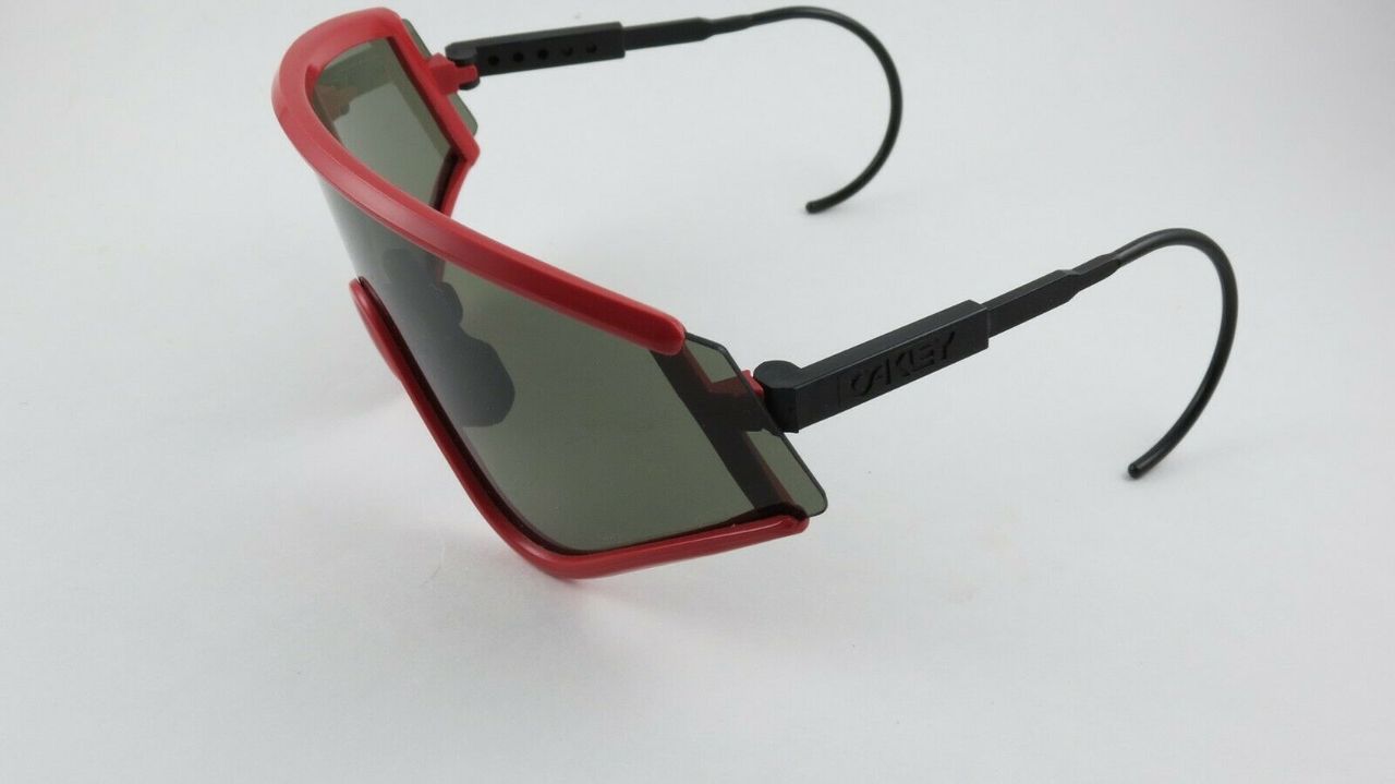 Hinges feature the classic Oakley branding