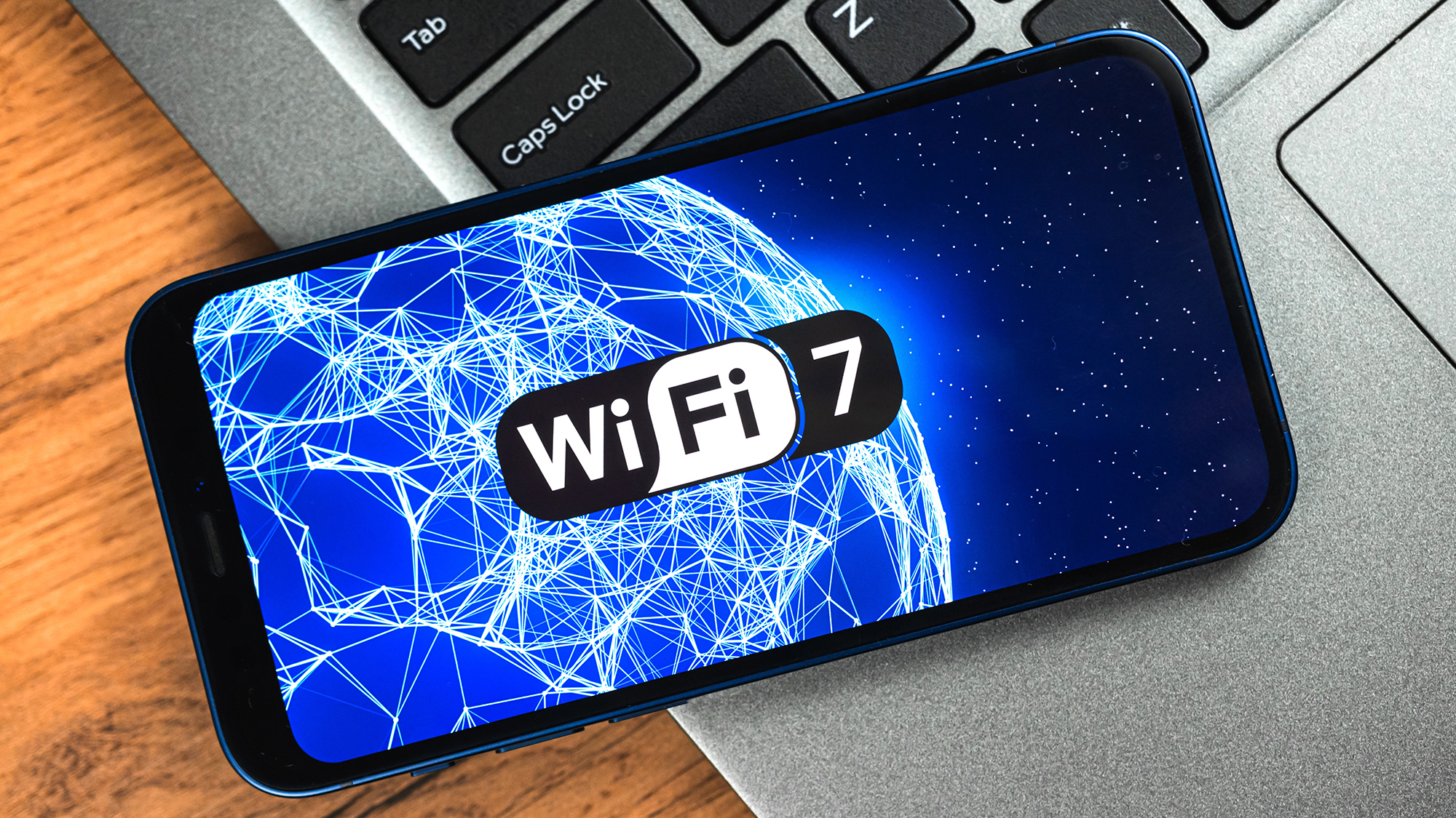 Un teléfono inteligente que muestra el logotipo de Wi-Fi 7
