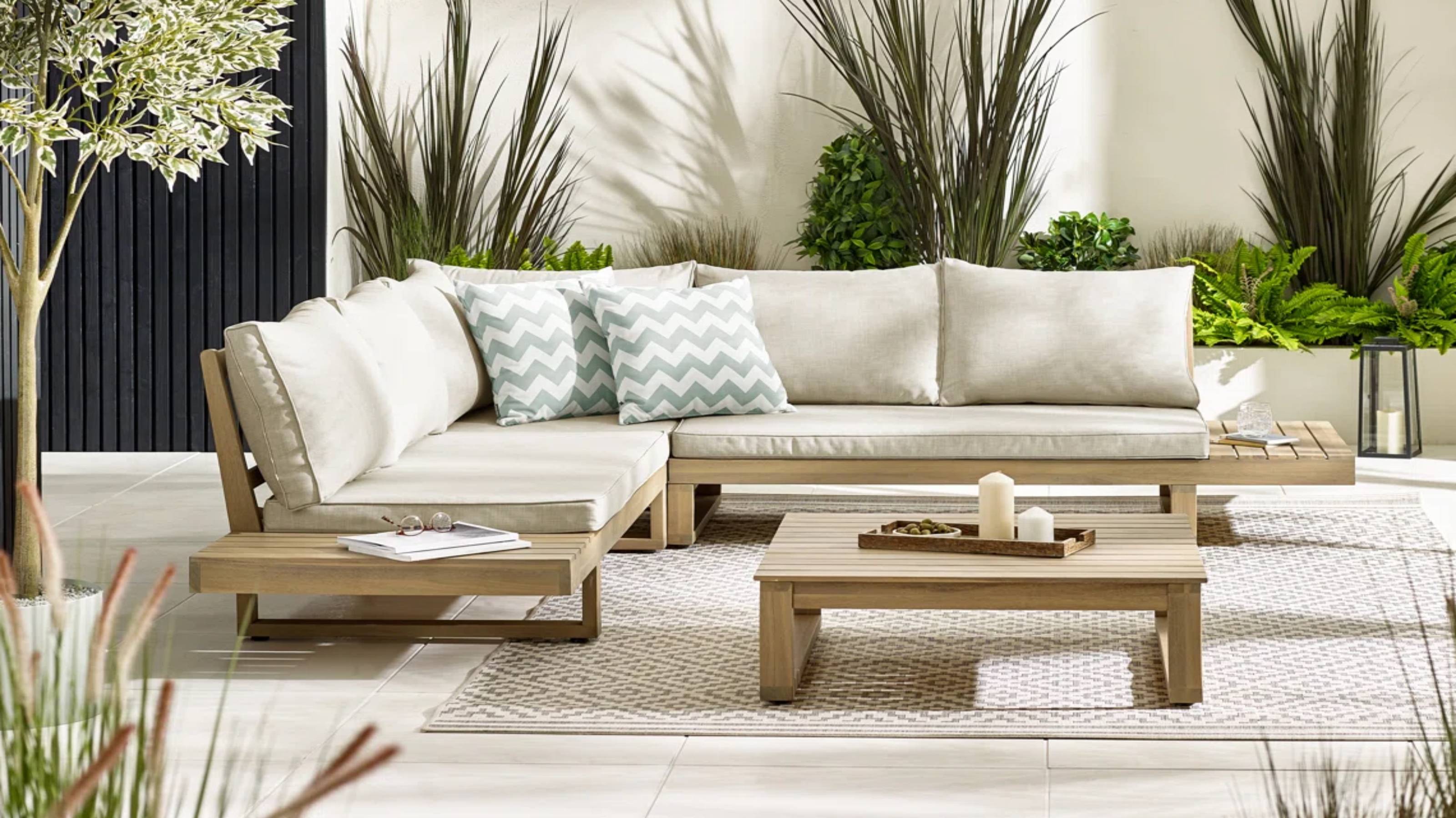 Collinward 5-Person Seating Group with Cushions Corner Sofa Set and Cream Parasol