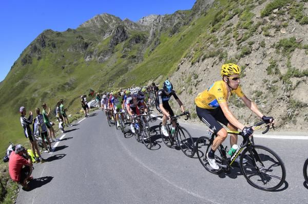 Maillot jaune Bradley Wiggins (Sky) works his way up the climb