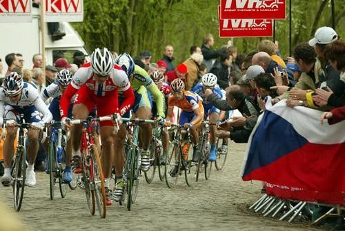 Thor Hushovd (Credit Agricole) leads a chase for Juan Antonio Flecha Giannoni (Fassa Bortolo).