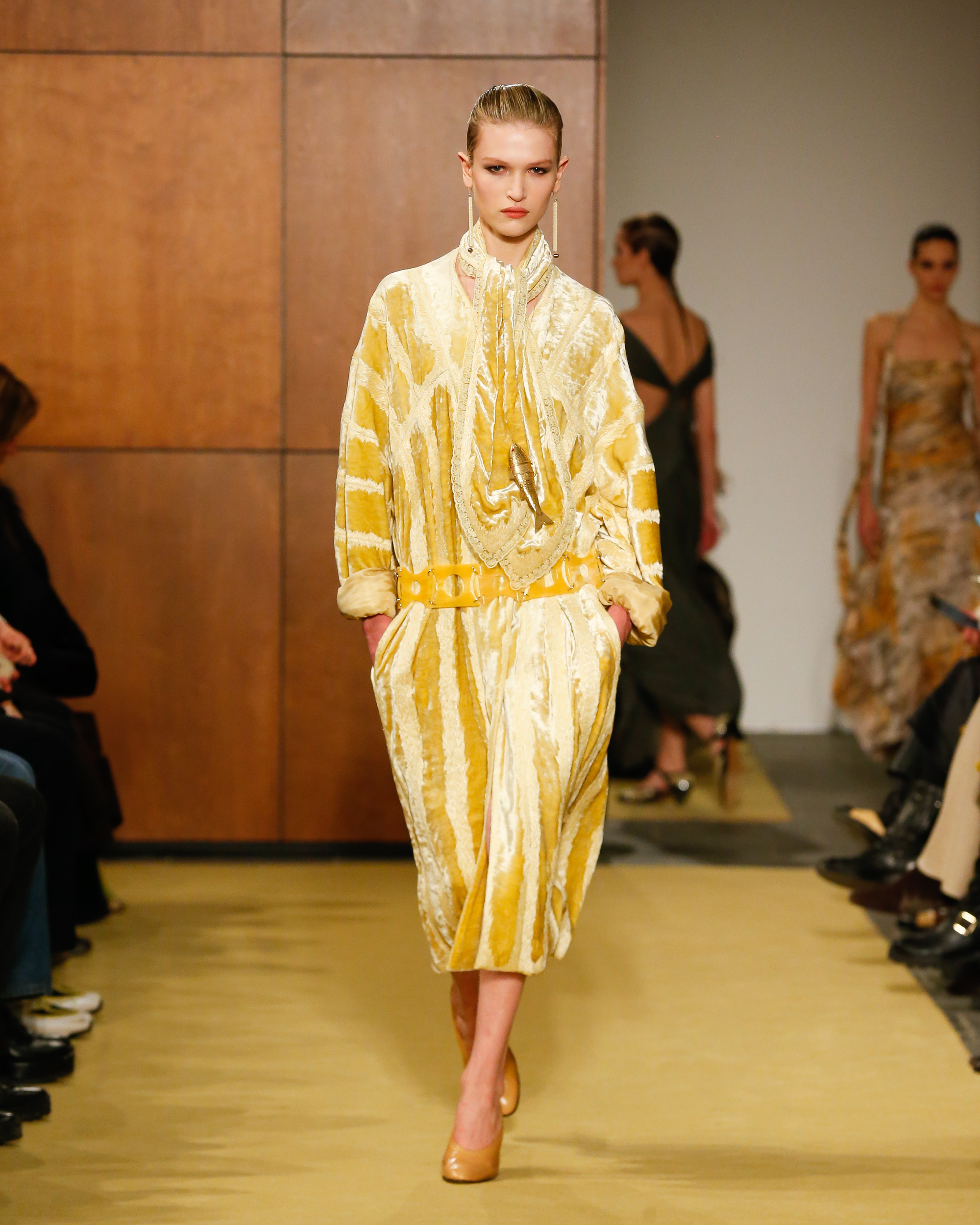 Tory Burch F/W 26 runway model.