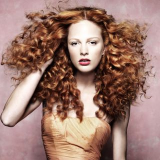 How to dry hair without hairdryer: Red curly hairstyle