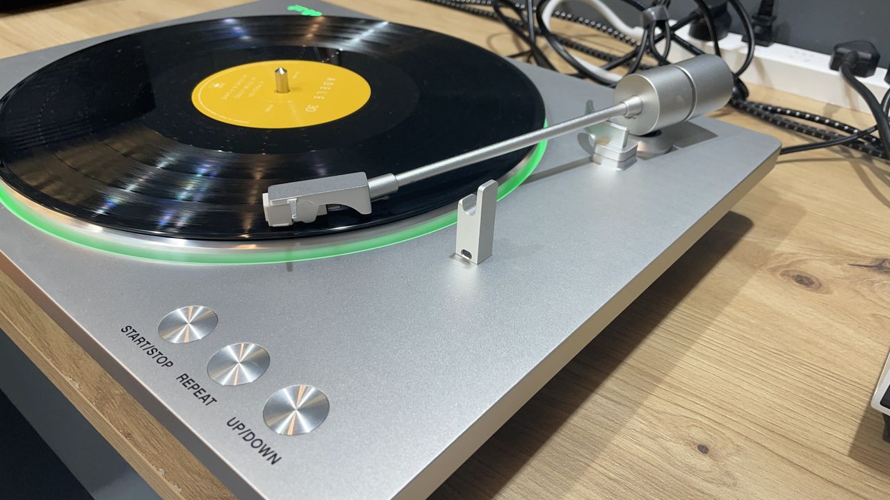 FiiO TT13 turntable on display