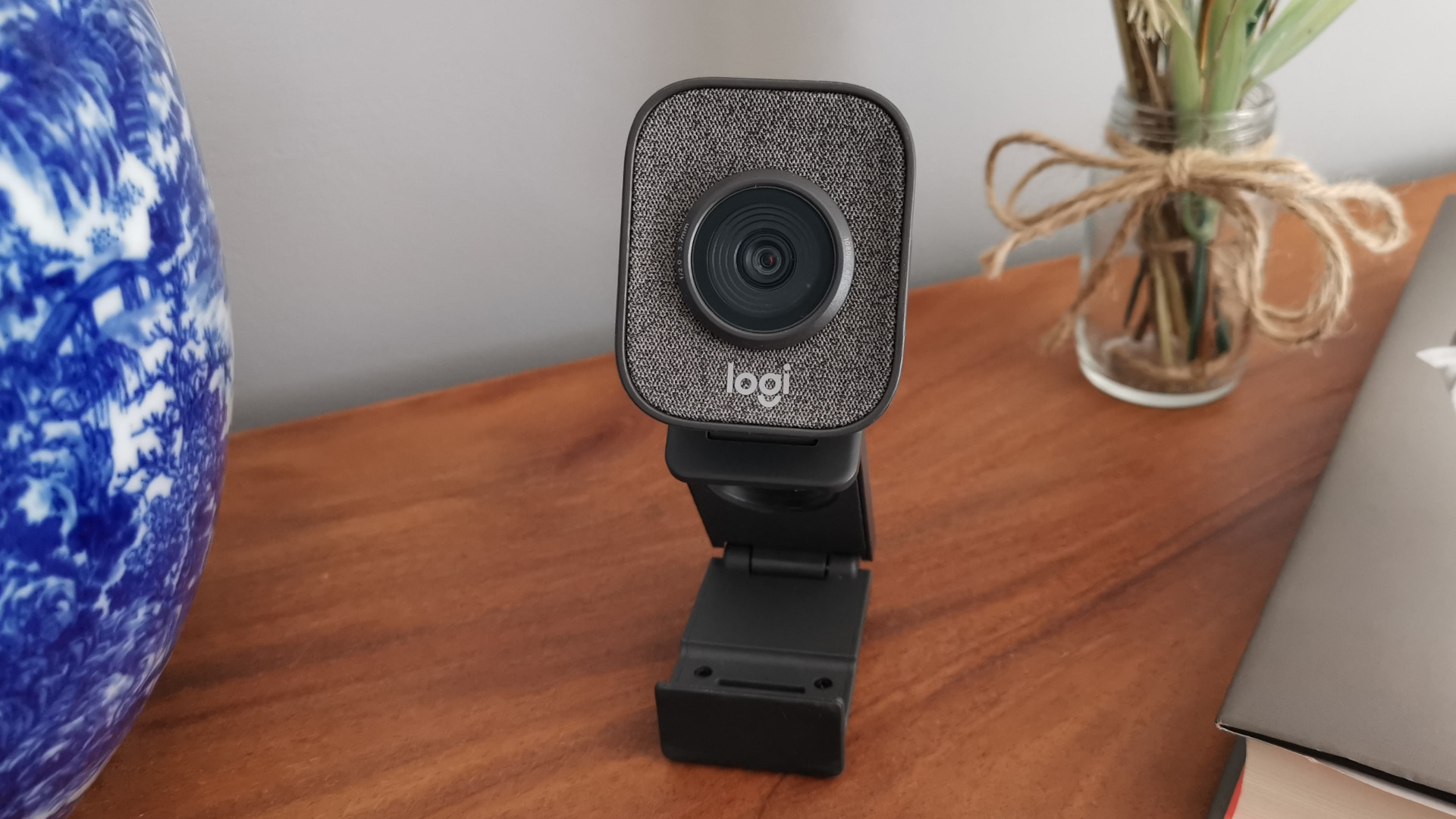logitech streamcam mount