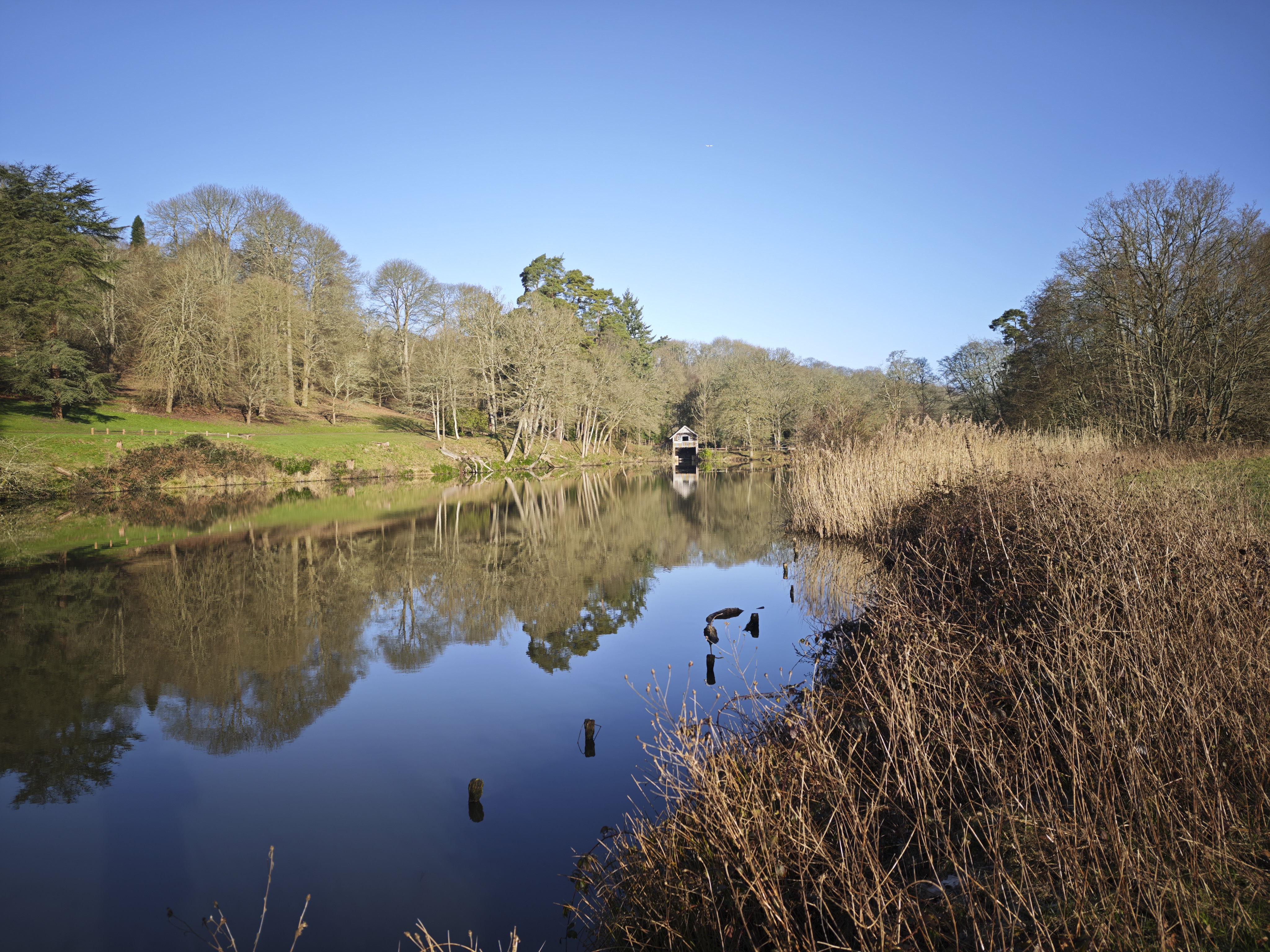 Xiaomi 15 Ultra sample photos; a lake with a boat house