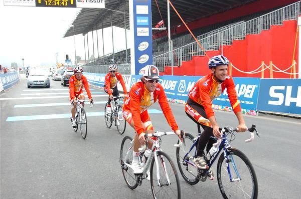 The Spanish team ride together in Mendrisio.