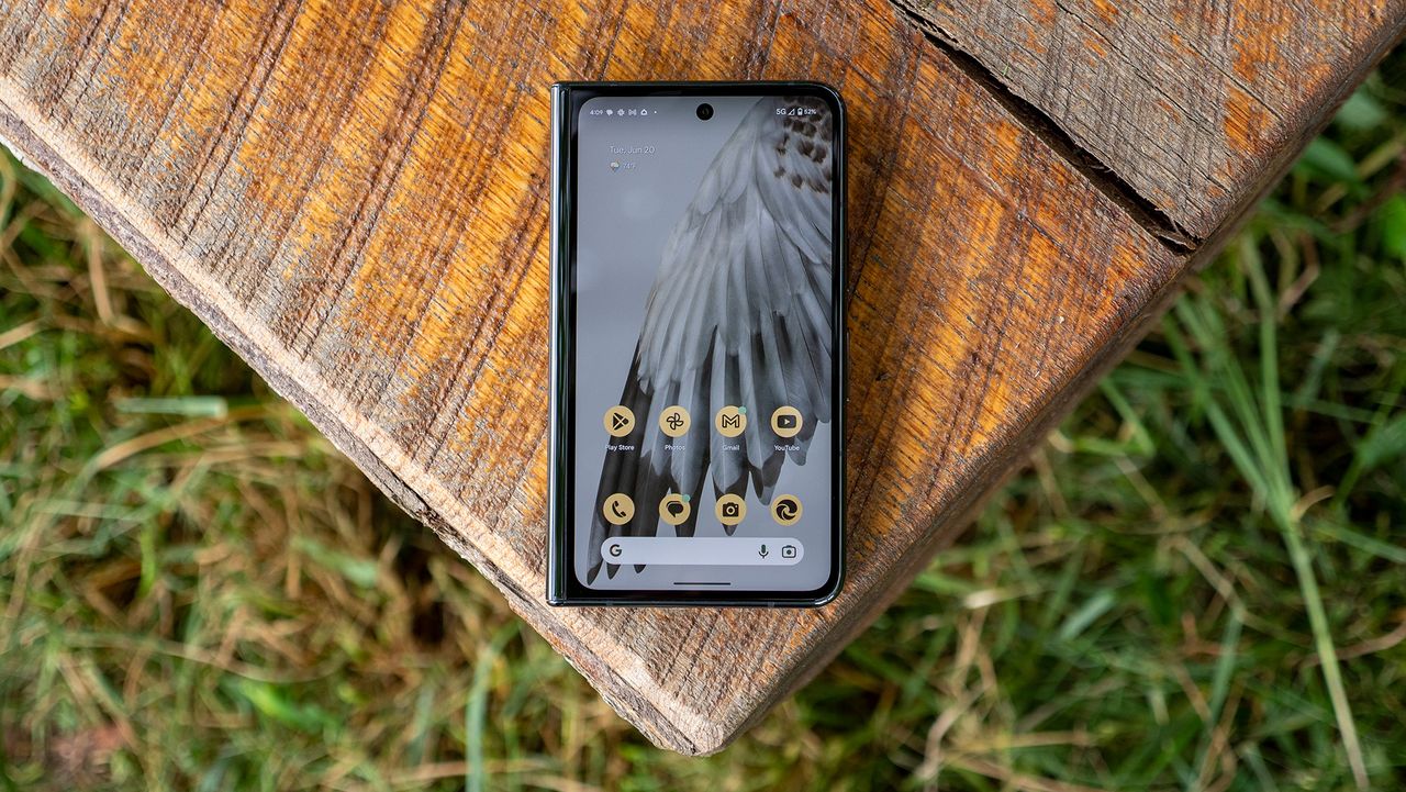 The Obsidian Google Pixel Fold closed