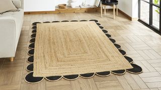 Scalloped-edge rug