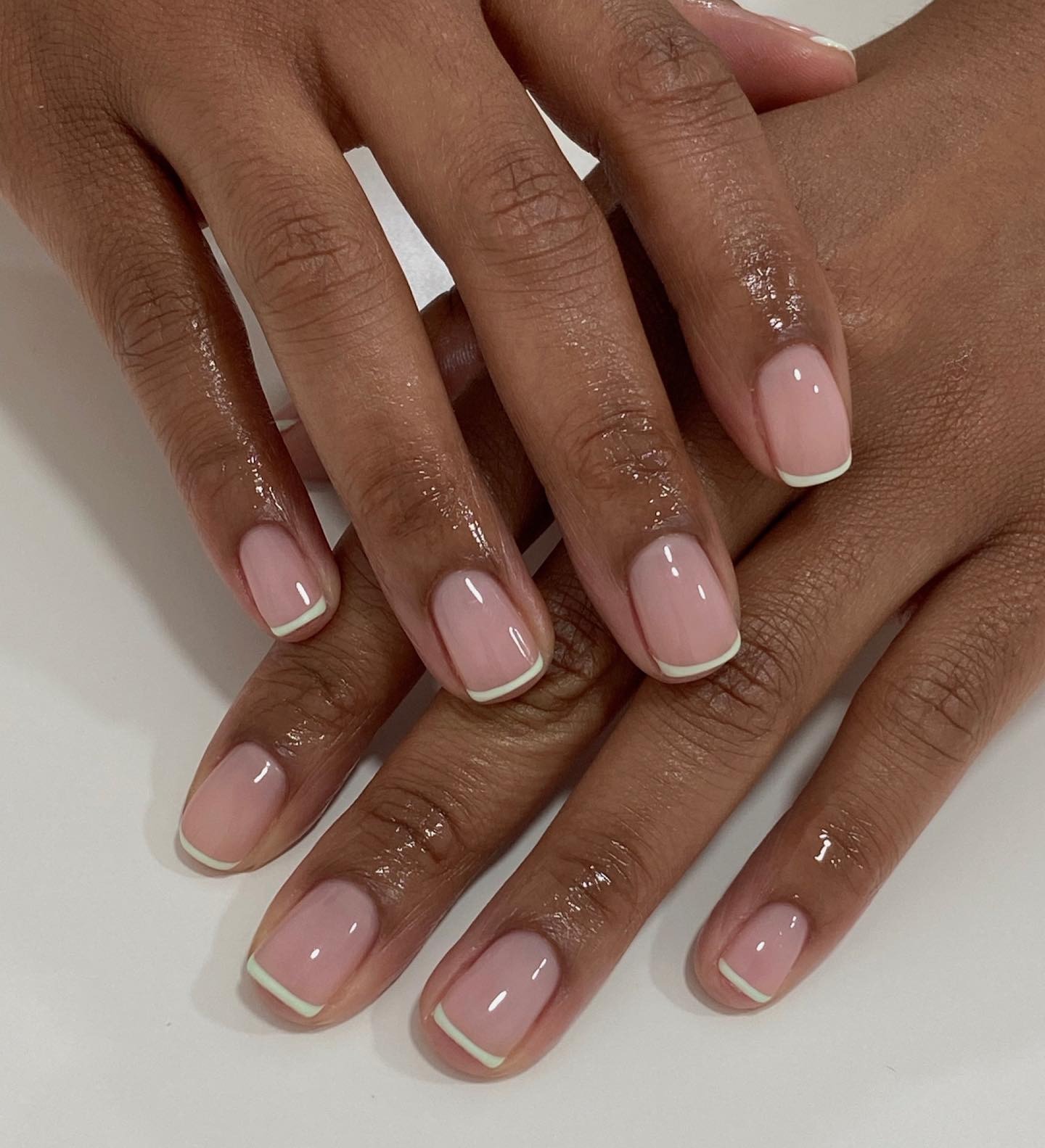 Eine kurze, quadratische, superglänzende French Manicure