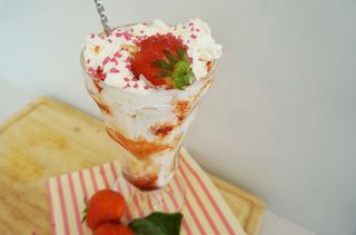 Pimm's ice cream sundaes