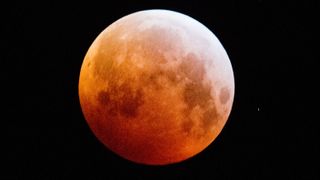 Moon, Nature, Atmosphere, Celestial event, Atmospheric phenomenon, Astronomical object, Full moon, Lunar eclipse, Sky, Beauty,