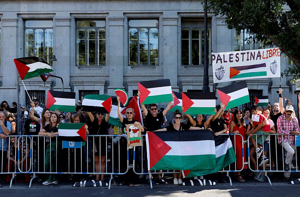 Pro-Palestinians protestors hold Palestinian flags during the 21st and last stage of the Vuelta a Espana 2025, a 101 km race between Alalpardo and Madrid, near Madrid&#039;s Cibeles fountain on September 14, 2025. The authorities have ramped up security for the Vuelta&#039;s final stage in Madrid, which was slightly shortened and will see 1,100 police officers deploy in the Spanish capital. (Photo by Oscar DEL POZO / AFP)