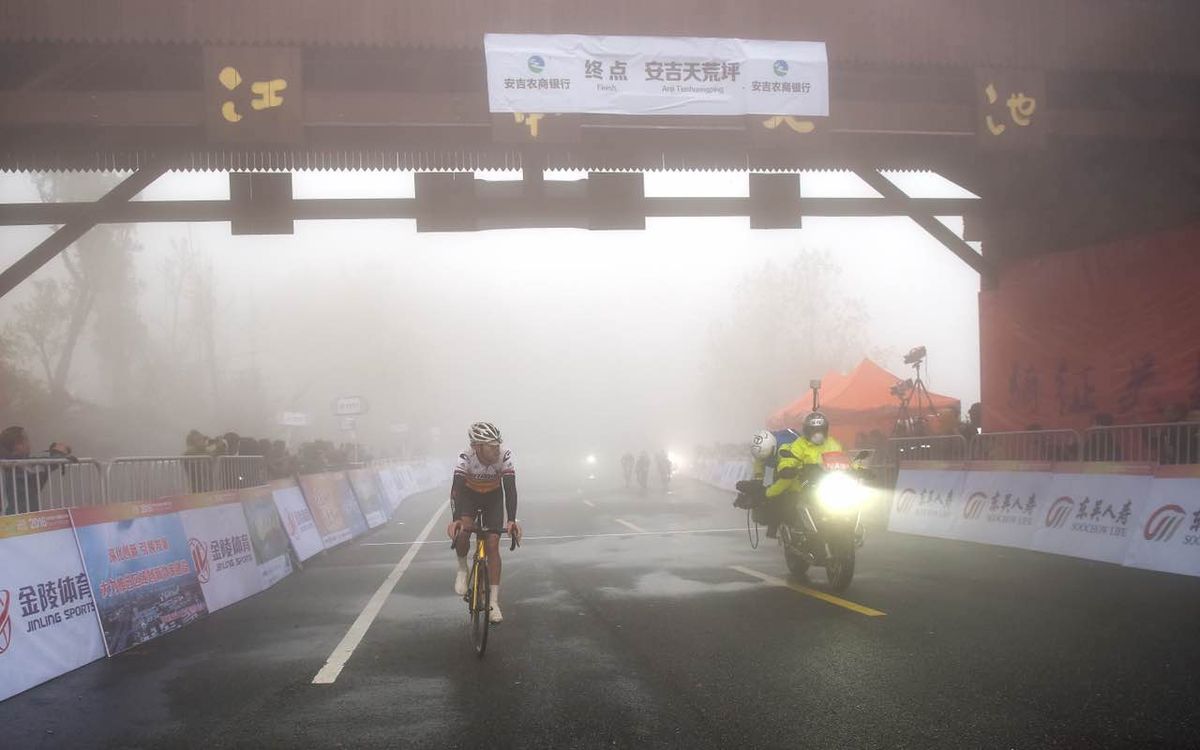 Australia&rsquo;s Cameron Bayly finishes in the thick mist
