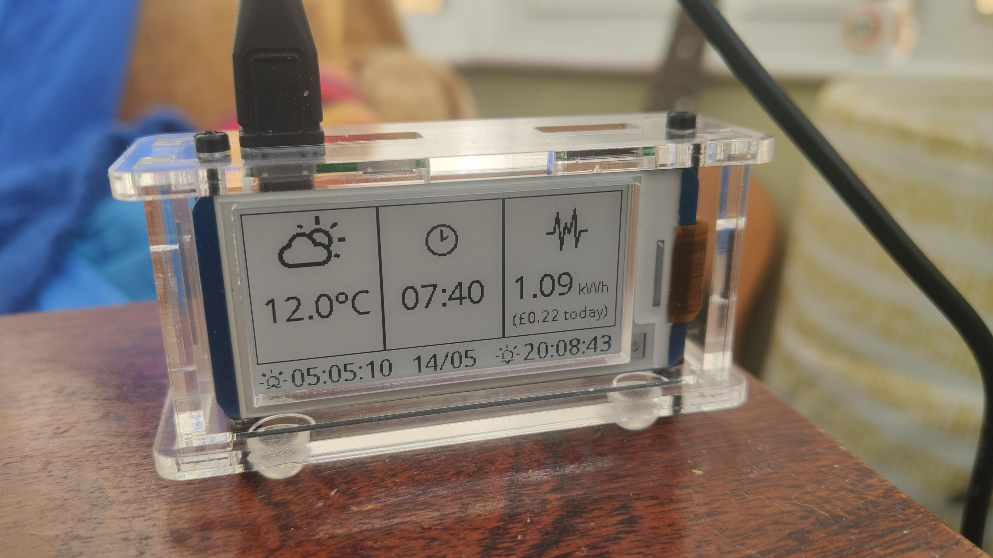 Raspberry Pi Solar Panel Monitor Calculates Energy Saving Costs