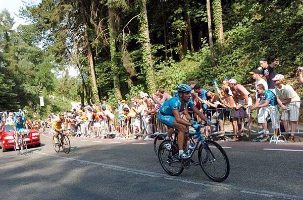 Dropped riders ascend the Cauberg